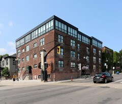 275 King St W in Hamilton, ON - Building Photo