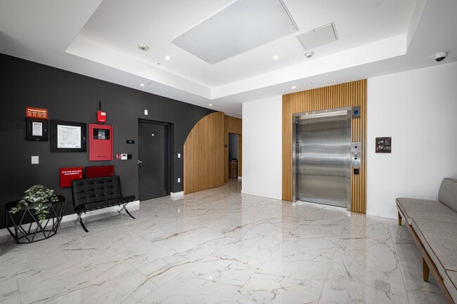 748 S Irolo in Los Angeles, CA - Foto de edificio - Lobby