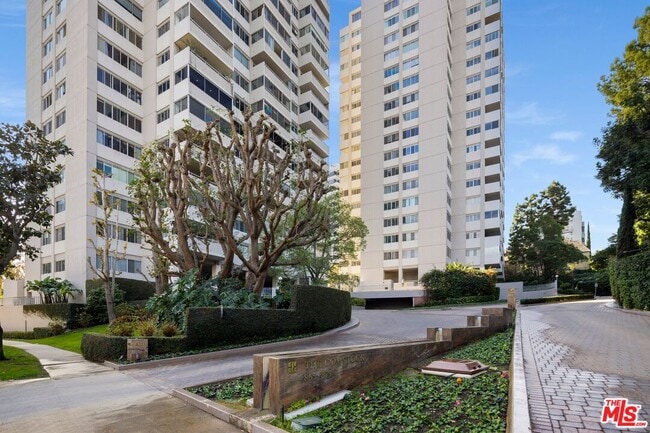 875 Comstock Ave in Los Angeles, CA - Building Photo - Building Photo