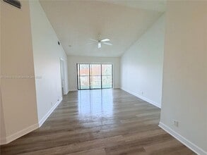 5761 Riverside Dr in Coral Springs, FL - Foto de edificio - Building Photo