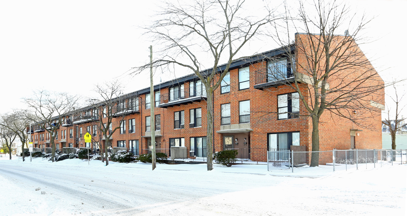 Lapham Square in Milwaukee, WI - Foto de edificio