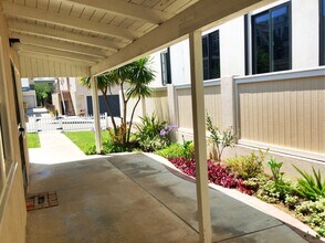 641 5th St, Unit Front in Hermosa Beach, CA - Building Photo - Building Photo
