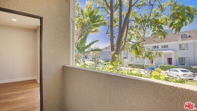 5557 W 6th St in Los Angeles, CA - Foto de edificio - Building Photo