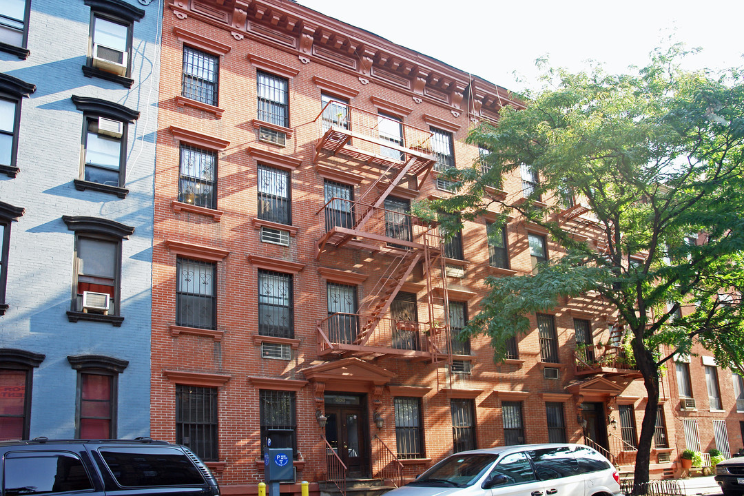 351-353 W 53rd St in New York, NY - Building Photo