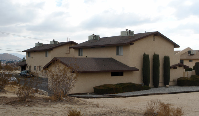 16421 Apple Valley Rd in Apple Valley, CA - Building Photo - Building Photo