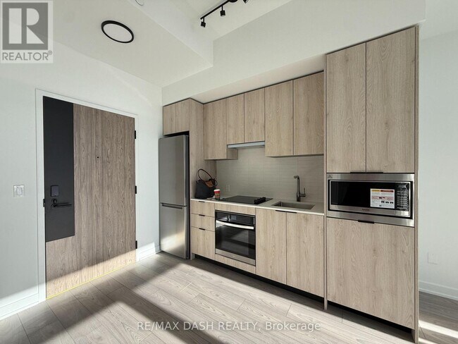 1007 The Queensway in Toronto, ON - Building Photo - Building Photo