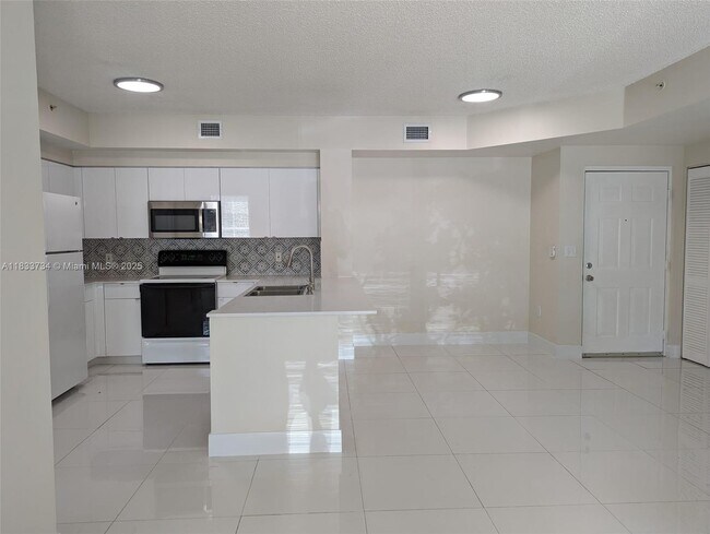 8010 N Nob Hill Rd in Tamarac, FL - Building Photo - Building Photo