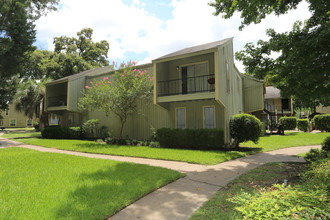 Catalyst Oakwood Gardens Condos in Houston, TX - Building Photo - Building Photo