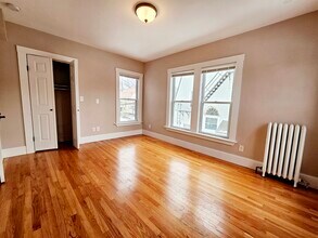 24 Mansfield St, Unit 2 in Boston, MA - Foto de edificio - Building Photo