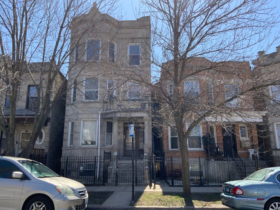 3311 W Evergreen Ave-Unit -2 in Chicago, IL - Building Photo