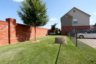 The Falls at Brookhaven in Norman, OK - Building Photo - Building Photo