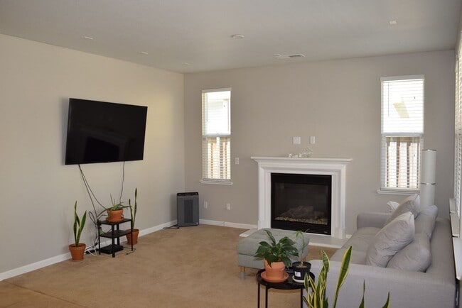 904 Campfire Cir in Rocklin, CA - Building Photo - Building Photo