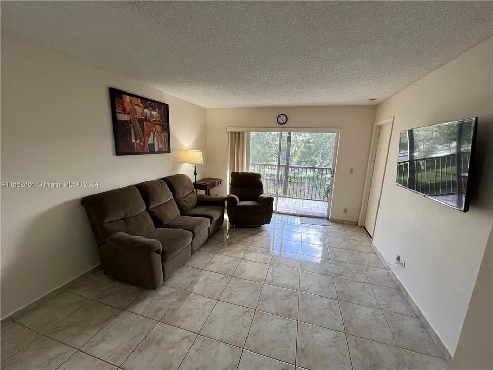 2230 N Cypress Bend Dr, Unit 309 in Pompano Beach, FL - Building Photo