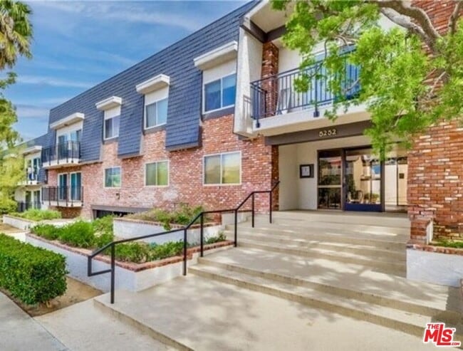 5252 Coldwater Canyon Ave in Los Angeles, CA - Building Photo - Building Photo