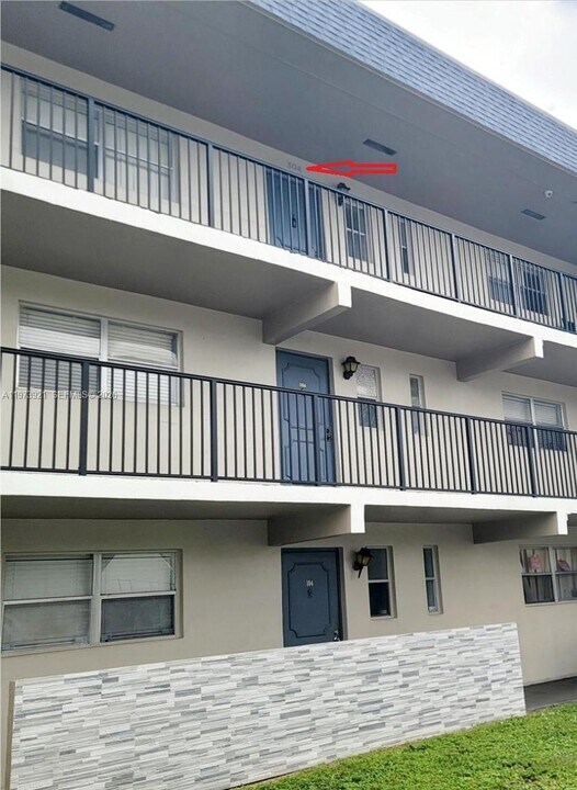 7911 N Colony Cir in Tamarac, FL - Building Photo