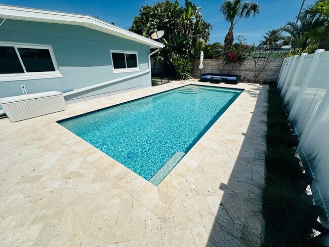 385 S Tessier Dr in St Pete Beach, FL - Building Photo - Building Photo