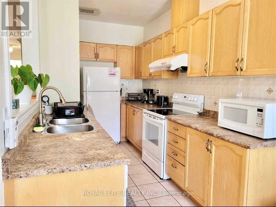 3395 Fountain Park Ave in Mississauga, ON - Building Photo