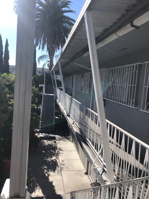 1422 N Serrano Ave in Los Angeles, CA - Foto de edificio - Building Photo