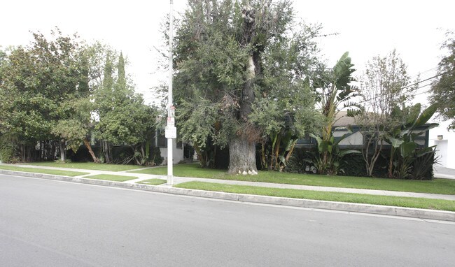 10719-10725 Valley Spring Ln in North Hollywood, CA - Foto de edificio - Building Photo