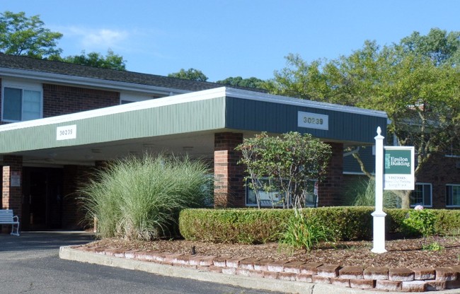 Baptist Manor-A Faith Based Retirement in Farmington Hills, MI - Foto de edificio - Building Photo