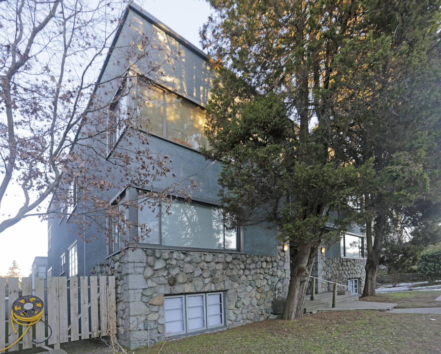 Churchill Apartments in Vancouver, BC - Building Photo