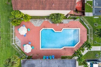 271 W Park Dr in Miami, FL - Building Photo - Building Photo