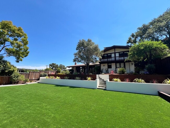 17 Buena Vista Ave in Corte Madera, CA - Foto de edificio - Building Photo