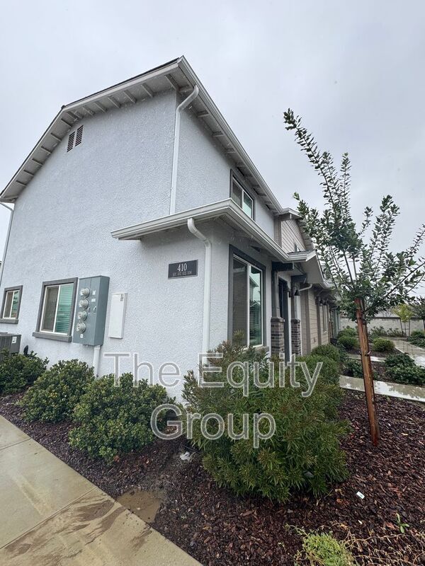 410 S Summit St in Visalia, CA - Building Photo - Building Photo