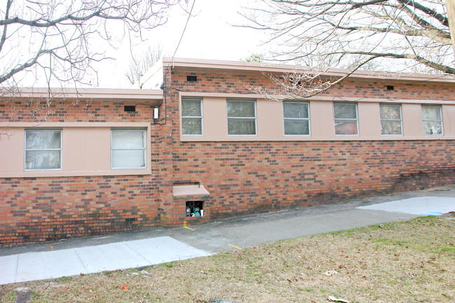 Hampton Court Apartments in Columbia, SC - Building Photo - Building Photo