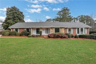 600 Rounsaville Rd in Roswell, GA - Building Photo