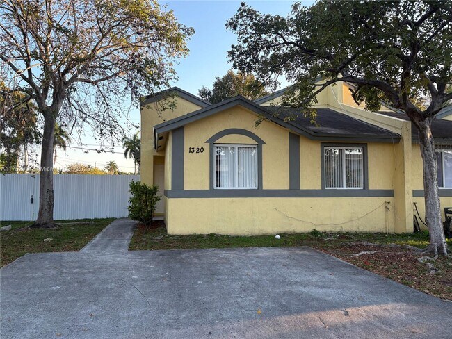 1320 NW 103rd St in Miami, FL - Building Photo - Building Photo