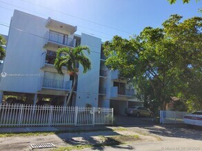 1090 NE 129th St in North Miami, FL - Building Photo - Building Photo