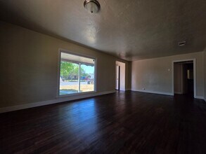 112 W Feemster Ave in Visalia, CA - Foto de edificio - Building Photo
