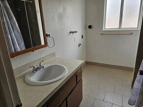 215 N 400 W in Ferron, UT - Foto de edificio - Building Photo