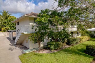 2222 Spanish Trl in Delray Beach, FL - Foto de edificio - Building Photo