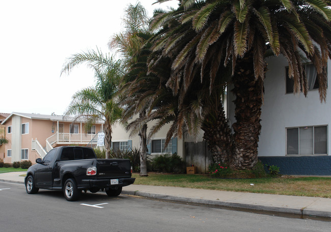 140 Date Ave in Imperial Beach, CA - Foto de edificio - Building Photo