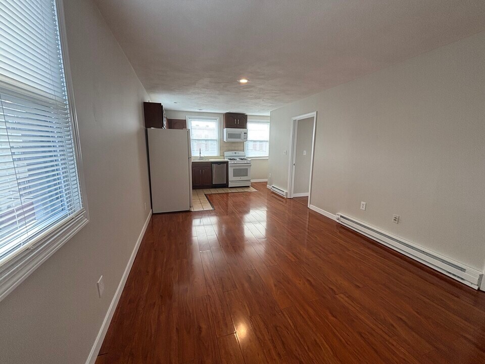 32 Cottage St, Unit 5 in Boston, MA - Foto de edificio