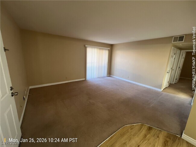 5242 River Glen Dr in Las Vegas, NV - Building Photo - Building Photo