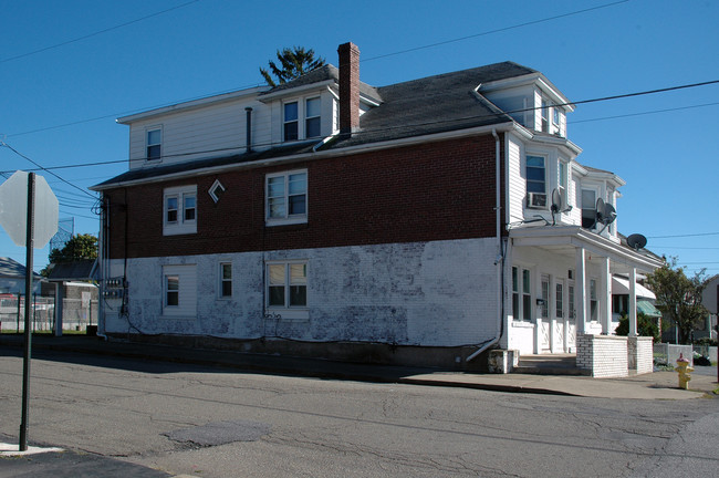 921 N Locust St in Hazleton, PA - Foto de edificio - Building Photo