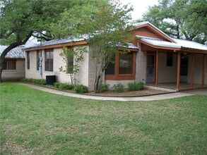 310 E Cedar St in Bertram, TX - Foto de edificio - Building Photo