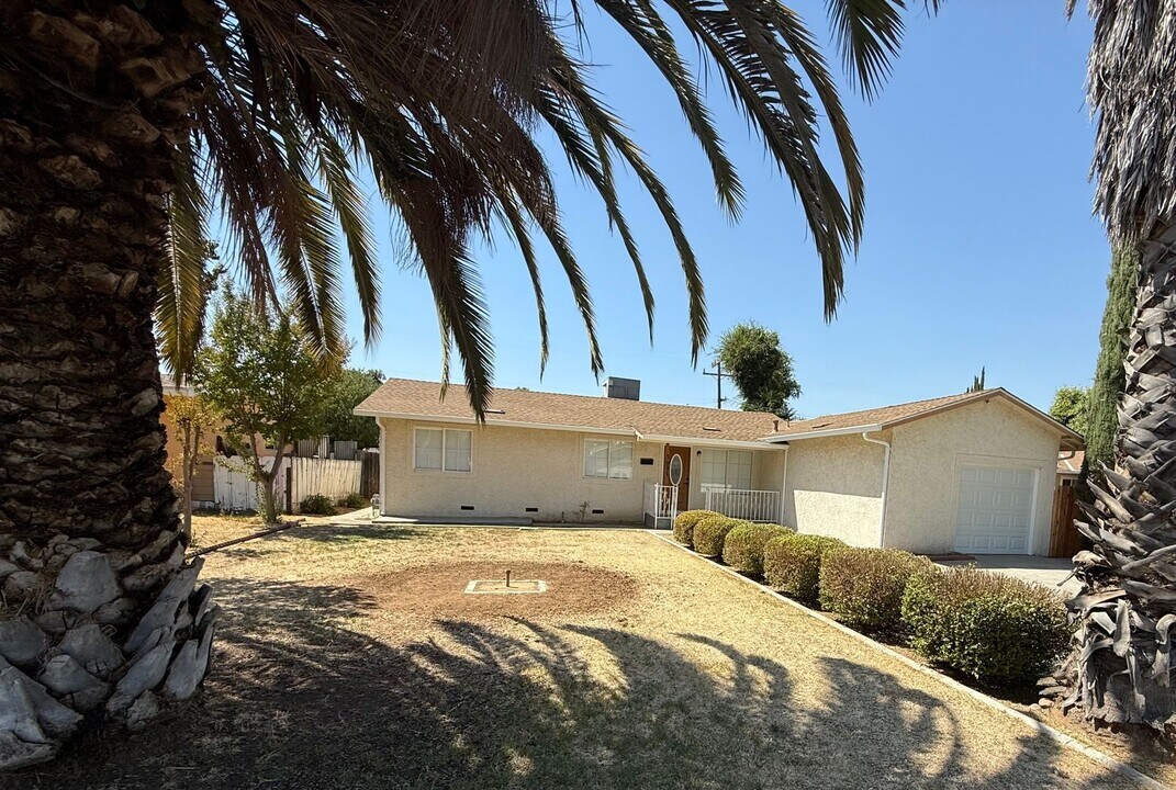 3021 Nottingham Ln in Merced, CA - Building Photo