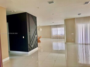 8108 NW 48th Terrace in Doral, FL - Building Photo - Building Photo