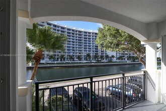 3245 NE 184th St in North Miami Beach, FL - Building Photo - Building Photo