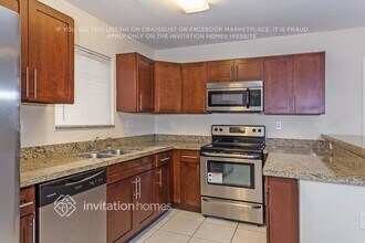 18001 SW 139th Path in Miami, FL - Foto de edificio - Building Photo