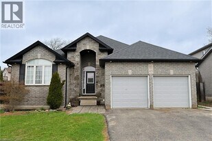 49 Woodhatch Crescent in Ingersoll, ON - Building Photo