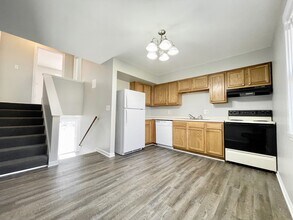 3910-3912 Camelot Dr SE in Grand Rapids, MI - Building Photo - Building Photo