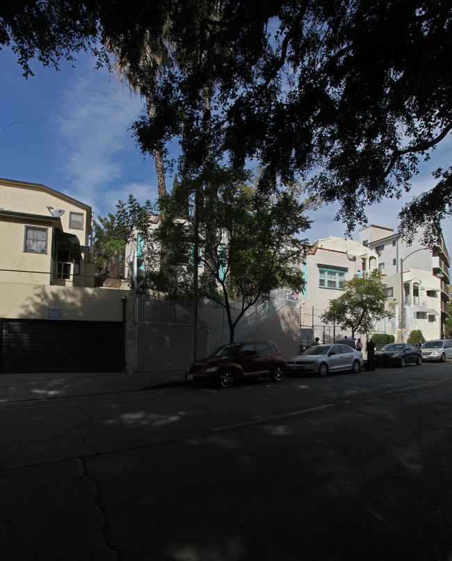 407 Loma Dr in Los Angeles, CA - Foto de edificio - Building Photo