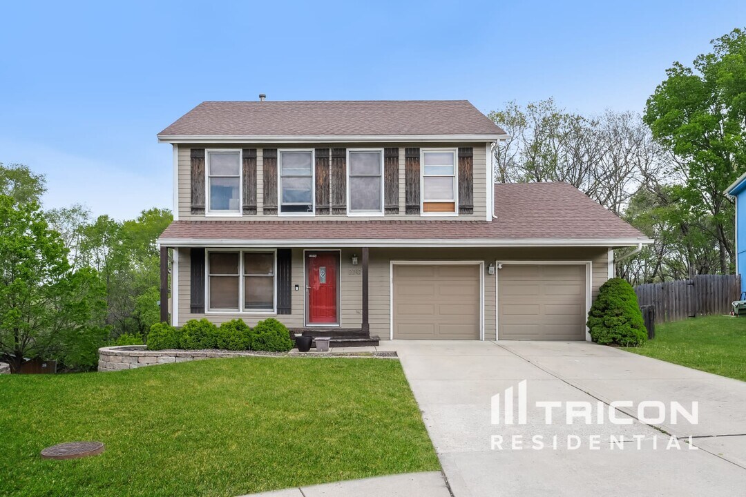 2212 NW 62nd St in Kansas City, MO - Building Photo