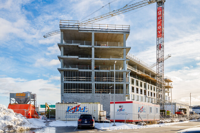 8094 Transcanadienne Rte in St. Laurent, QC - Building Photo - Building Photo