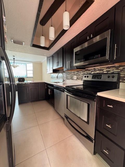 8001 NW 7th St in Miami, FL - Building Photo